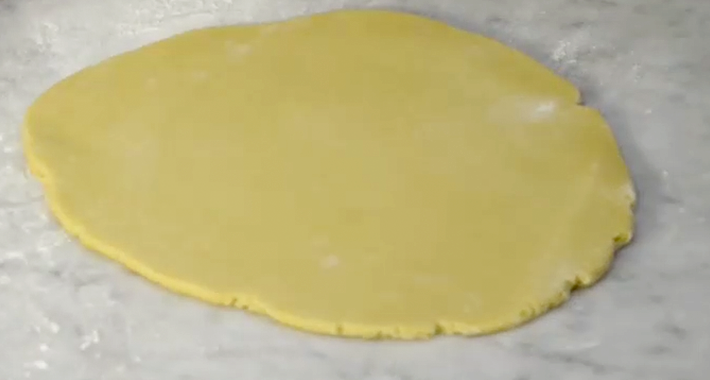 pate-friable-sablage-brisee-foncee